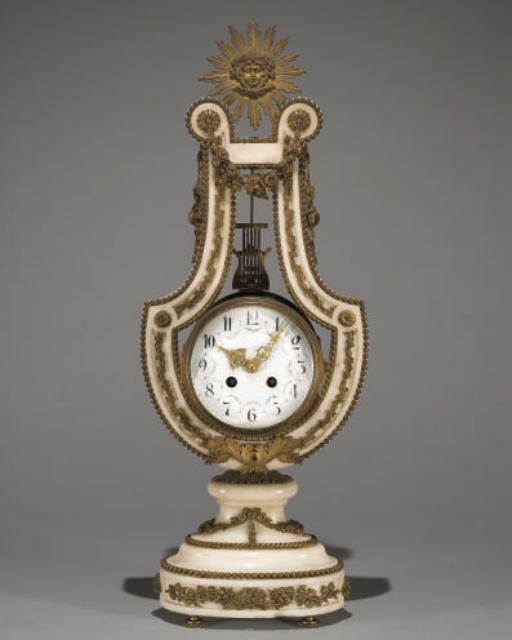 PENDULE DE STYLE LOUIS XVI
