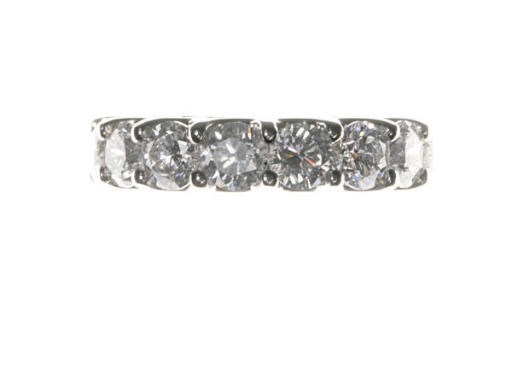 A DIAMOND AND WHITE GOLD RING