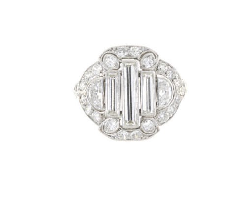 AN ART DECO DIAMOND AND PLATINUM RING
