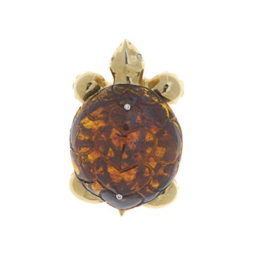 AN AMBER, DIAMOND AND 18K GOLD TURTLE BROOCH