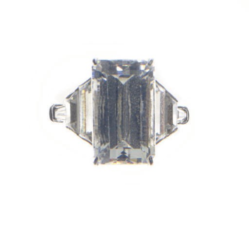 A SIMULATED DIAMOND AND PLATINUM RING