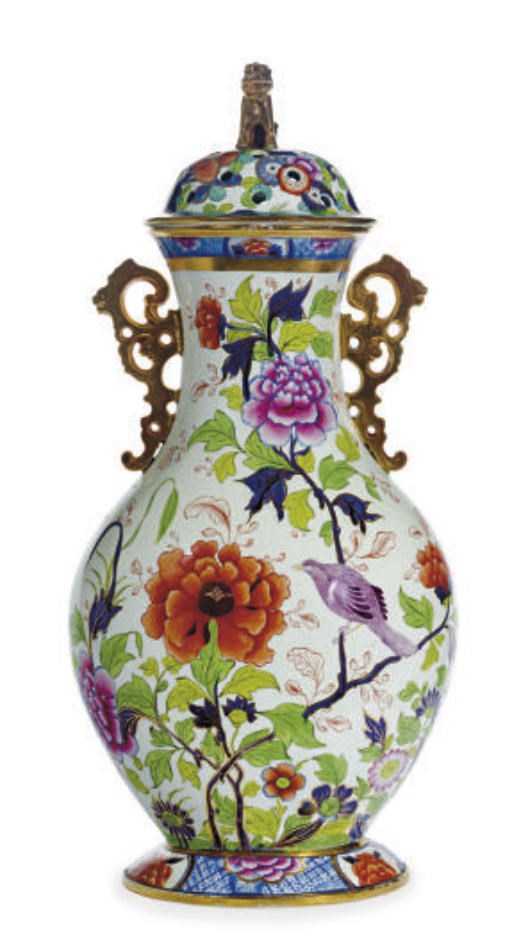 AN ENGLISH IRONSTONE FLATTENED CHINOISSERIE BALUSTER POT-POURRI AND COVER,