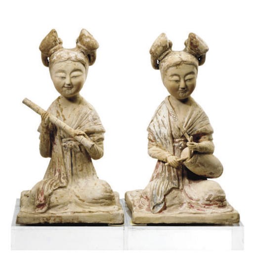 A PAIR OF TANG STYLE POTTERY FIGURES OF SEATED FEMALE MUSICIANS