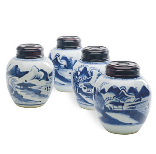 A GROUP OF FOUR CHINESE BLUE AND WHITE PORCELAIN SMALL GINGER JARS WITH WOOD COVERS,