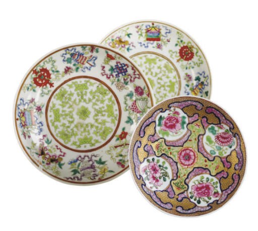 A PAIR OF CHINESE FAMILLE ROSE PORCELAIN DISHES AND A CHINESE EXPORT PORCELAIN DISH,