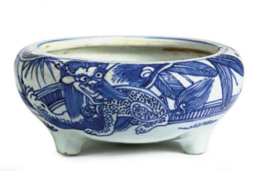 A CHINESE PORCELAIN BLUE AND WHITE TRIPOD CENSER,