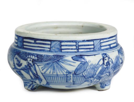 A CHINESE PORCELAIN BLUE AND WHITE TRIPOD CENSER,
