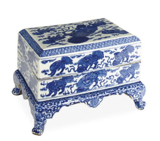 A CHINESE PORCELAIN BLUE AND WHITE RECTANGULAR FOOTED BOX AND COVER,