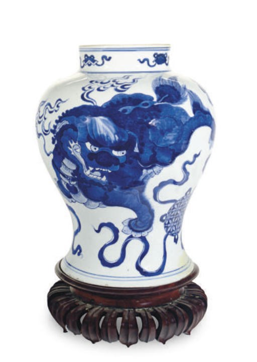 A CHINESE PORCELAIN BLUE AND WHITE BALUSTER VASE,