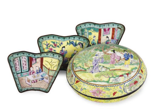 A GROUP OF SEVEN FAN-SHAPED SWEETMEAT DISHES AND A BOX AND COVER,