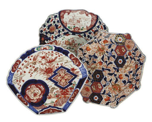 A GROUP OF JAPANESE IMARI PORCELAIN CHARGERS AND PLATES,