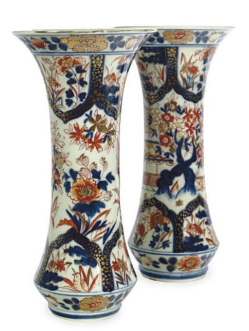 A PAIR OF JAPANESE IMARI BEAKER VASES,