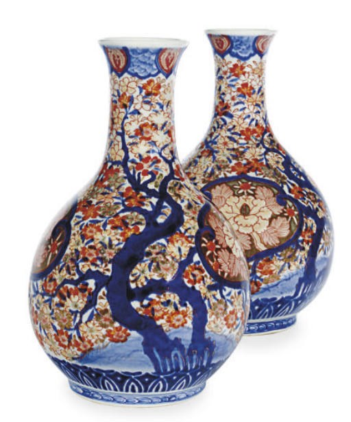 A PAIR OF JAPANESE IMARI PORCELAIN PEAR-SHAPED VASES,