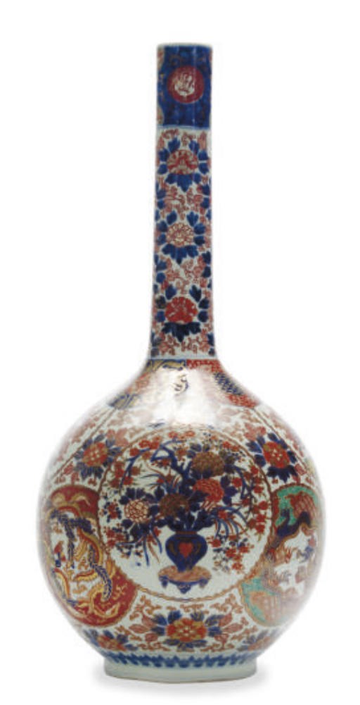A LARGE JAPANESE IMARI PORCELAIN BOTTLE VASE,
