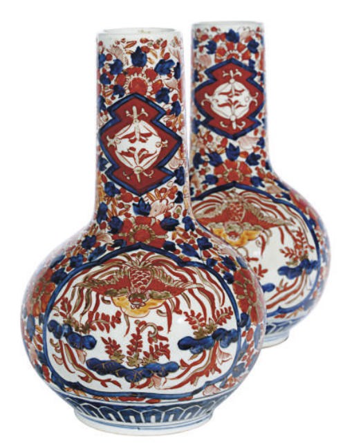 A PAIR OF JAPANESE IMARI PORCELAIN BOTTLE VASES,