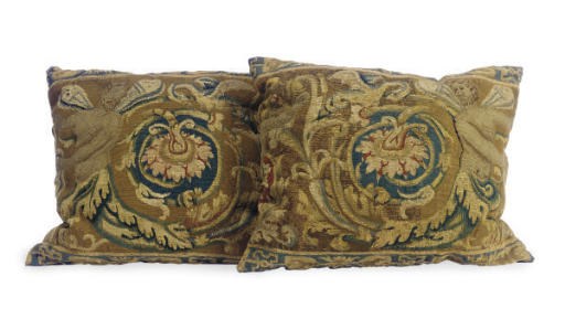 A PAIR OF FLEMISH TAPESTRY PILLOWS,