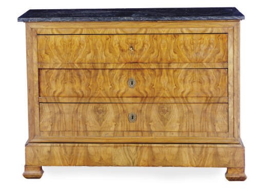 A CONTINENTAL WALNUT AND MARBLE TOP COMMODE,