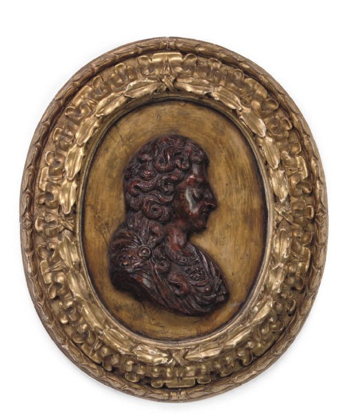 A PAINTED WOOD PORTRAIT PROFILE RELIEF OF A MONARCH, POSSIBLY LOUIS XIV, IN AN ITALIAN GILTWOOD FRAME