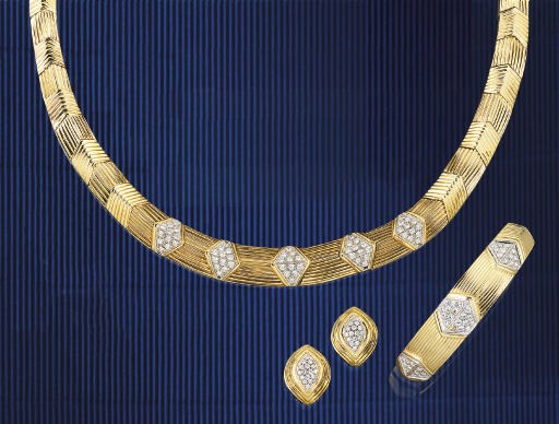 AN 18CT. GOLD AND DIAMOND SUITE