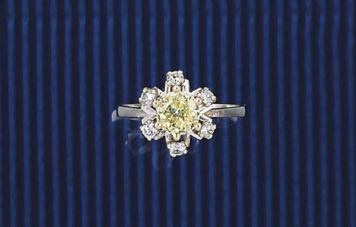 A DIAMOND CLUSTER RING