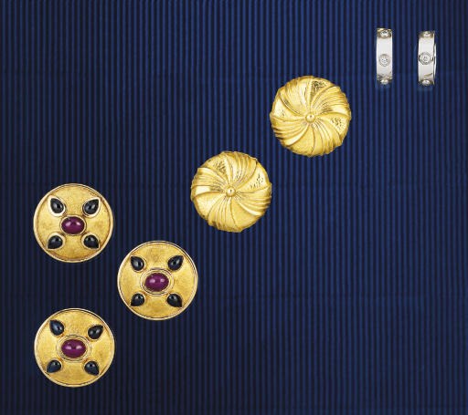 A SMALL GROUP OF JEWELLERY