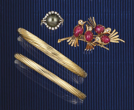 A SMALL GROUP OF JEWELLERY