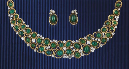 AN EMERALD AND DIAMOND NECKLACE AND EARCLIPS