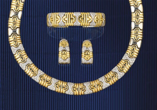 A SUITE OF DIAMOND SET JEWELLERY