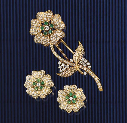 AN EMERALD AND DIAMOND BROOCH AND EARSTUDS