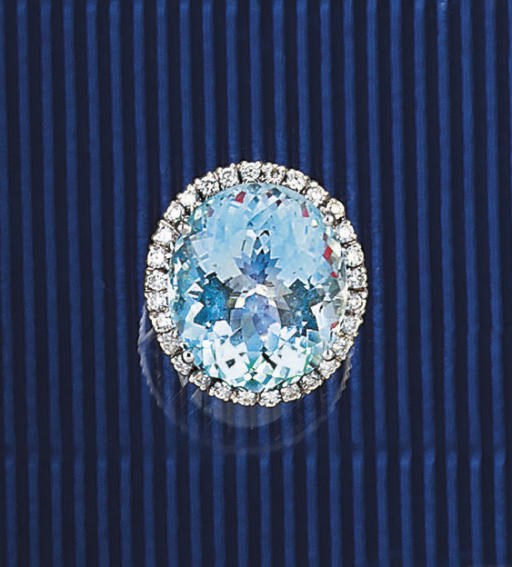AN AQUAMARINE AND DIAMOND CLUSTER RING