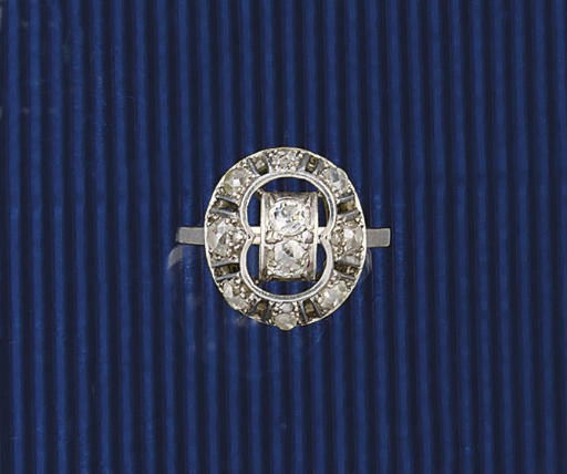 AN ART DECO DIAMOND RING