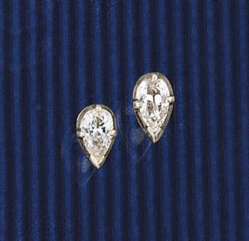 A PAIR OF DIAMOND SINGLE STONE EARSTUDS
