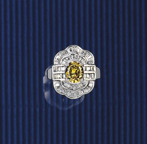 A COLOURED DIAMOND AND DIAMOND CLUSTER RING