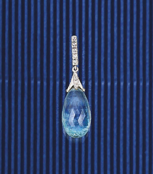 AN AQUAMARINE AND DIAMOND PENDANT
