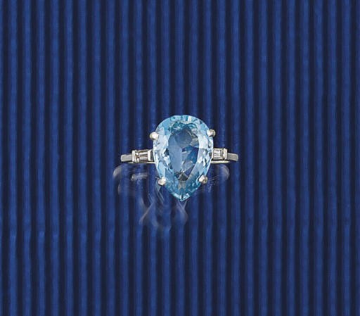 AN AQUAMARINE AND DIAMOND RING