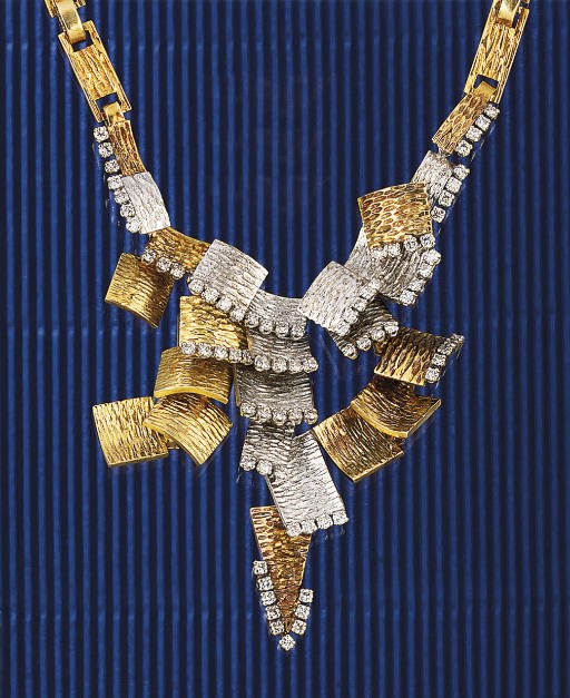 AN 18CT. THREE COLOUR GOLD NECKLACE