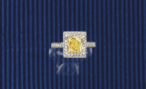 A COLOURED DIAMOND AND DIAMOND CLUSTER RING