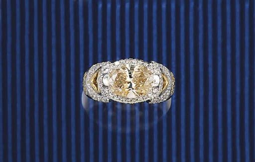 A DIAMOND AND COLOURED DIAMOND RING