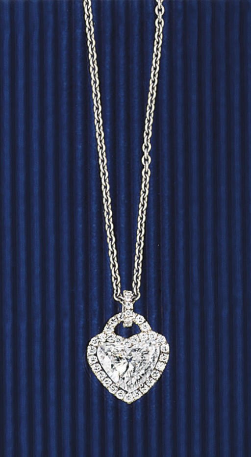 A DIAMOND PENDANT NECKLACE