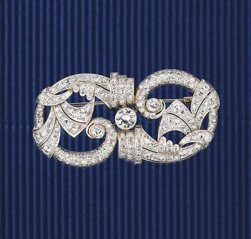AN ART DECO DIAMOND BROOCH