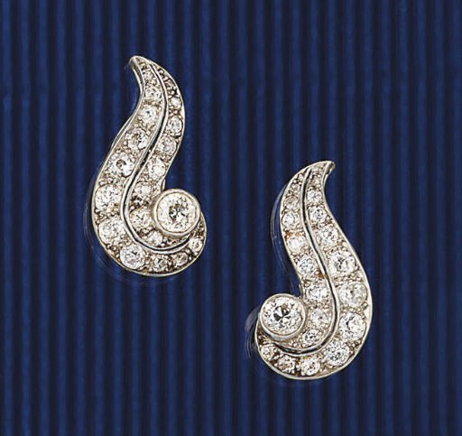 A PAIR OF DIAMOND EARCLIPS