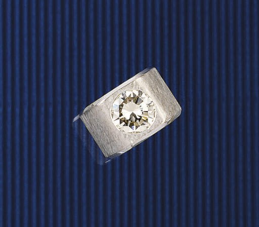 A DIAMOND SINGLE STONE RING
