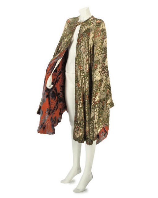 A FINE VELVET AND GILT WRAP, POSSIBLY BECKER FILS, 1920s