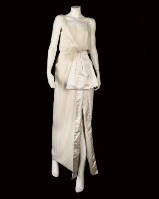 CHRISTIAN DIOR COUTURE, AN IVORY CHIFFON EVENING GOWN