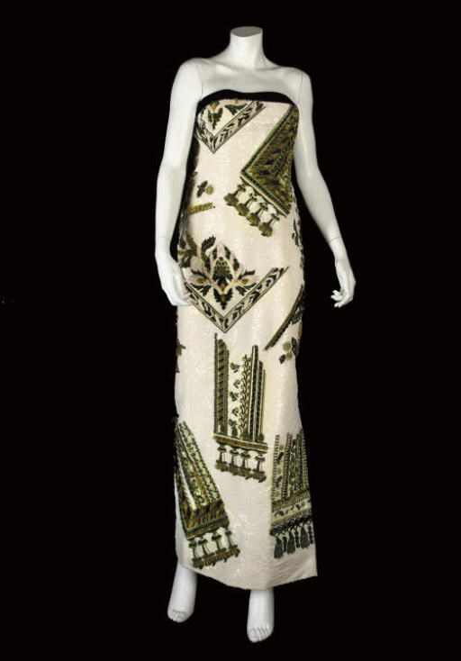 CHRISTIAN DIOR COUTURE, A DRAMATIC WHITE EVENING GOWN
