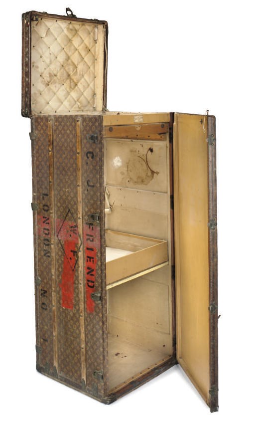 LOUIS VUITTON, A LARGE STEAMER TRUNK