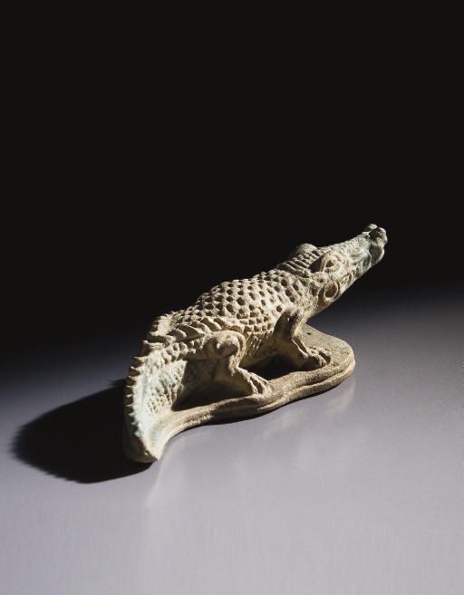 CROCODILE EN FAIENCE SILICEUSE A GLAÇURE TURQUOISE PALE
