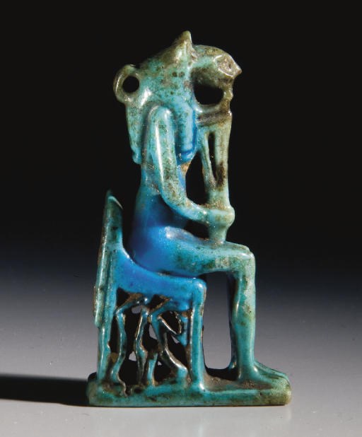 AMULETTE DE BASTET EN FAIENCE SILICEUSE A GLAÇURE BLEUE