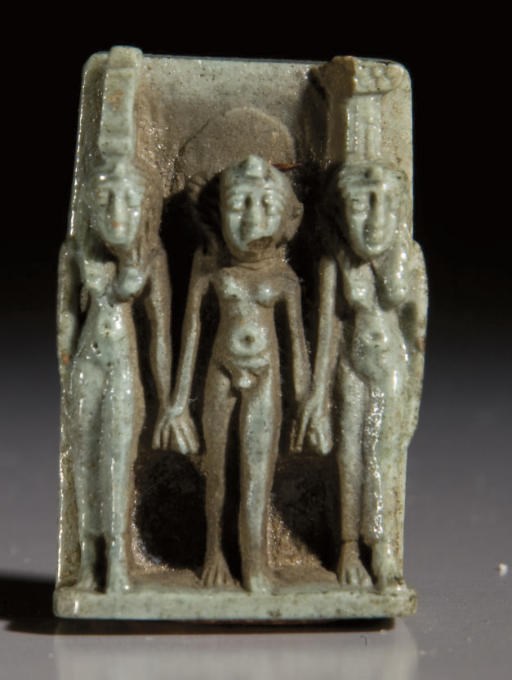 PLAQUE-AMULETTE EN FAIENCE SILICEUSE A GLAÇURE GRIS-VERT