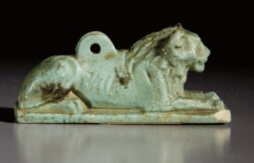 AMULETTE DE LION COUCHE EN FAIENCE SILICEUSE A GLAÇURE TURQUOISE